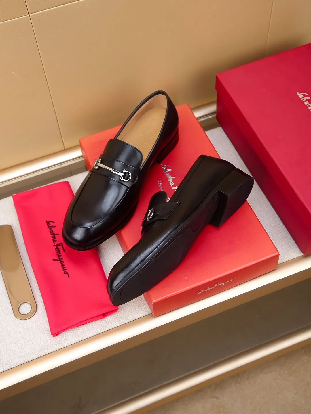Men's shoes 💰460 🕷🕷🐂【Ferragamo】Ferragamo Popular fashionable leather shoes🇨🇳Official website counter 1:1 production, original mold opening💯Good quality can be seen, imported high-end first-layer waxed calfskin, water-dyed🐂leather lining🌿very clear texture, high-quality waterproof, non-slip and wear-resistant outsole🎋high quality and low price, truly handmade🍓colors available! Code number 39-44......(38.45.46.47 customized)